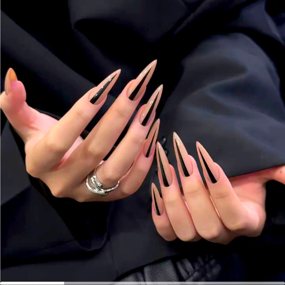 Vamp Long Stiletto Press On Nails 💅🌟 24 Piece Set 🌟
